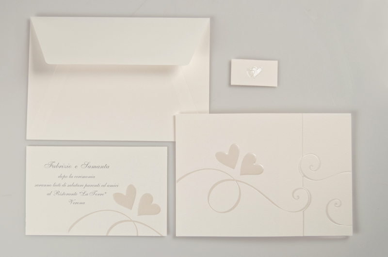 Partecipazione Di Matrimonio Lisa Partecipazione Elegante In Cartoncino Bianco Lavorato Con Cuori A Rilievo Ed Interno Su Cartoncino Scempio Bianco Lavorato Busta Compresa