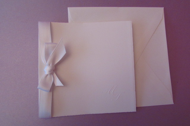 SONIA, Partecipazione classica su cartoncino bianco con taglio dolce fornito con nastro di raso bianco (o diverso su richiesta).
BUSTA COMPRESA.